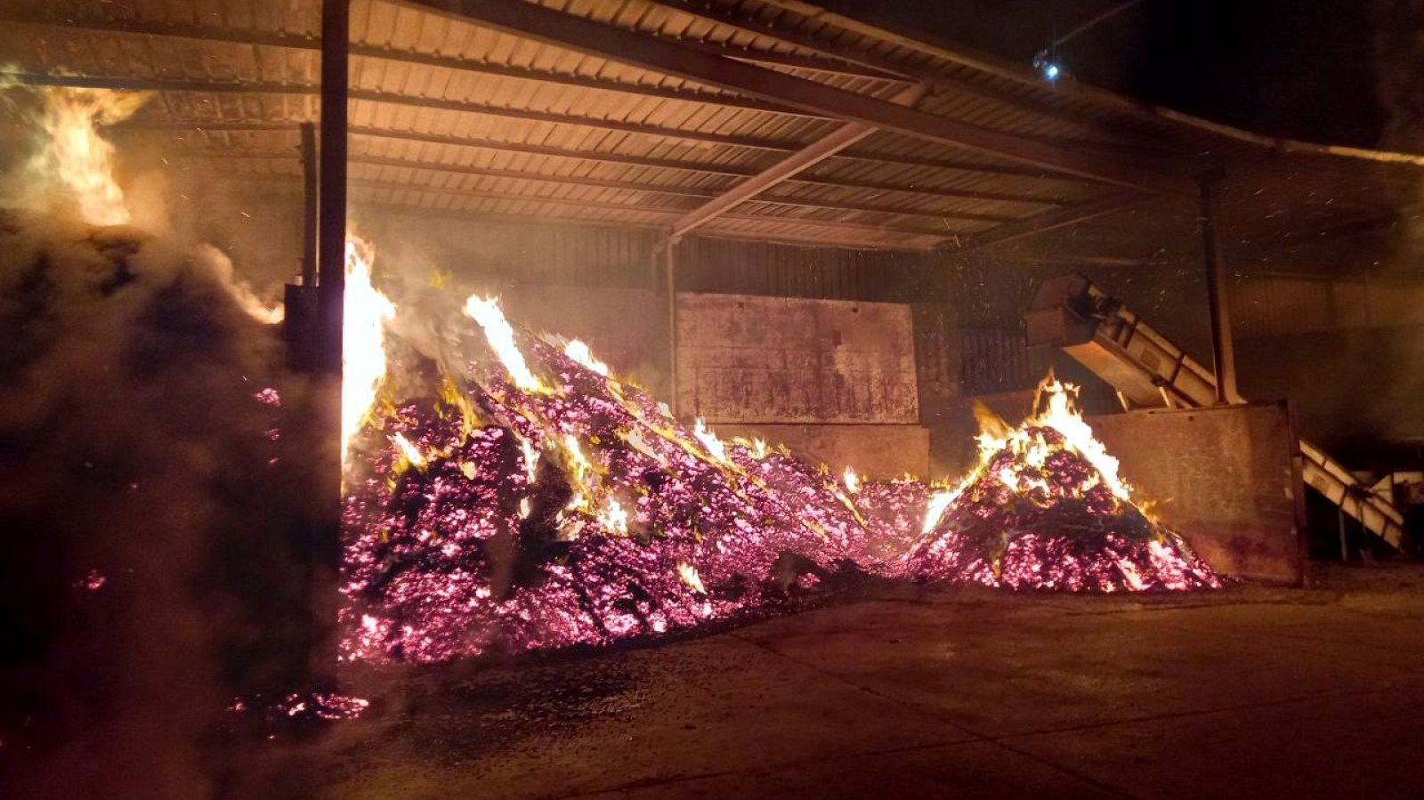 El foc ha cremat muntanyes de cables de coure i plàstics | Bombers de la Generalitat