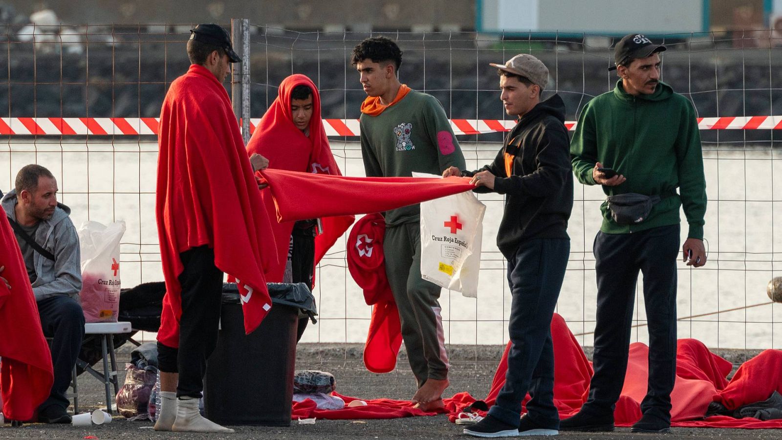 Imagen de archivo: migrantes rescatados de una patera en Lanzarote, en la que viajaban 46 menores. EFE/ Adriel Perdomo