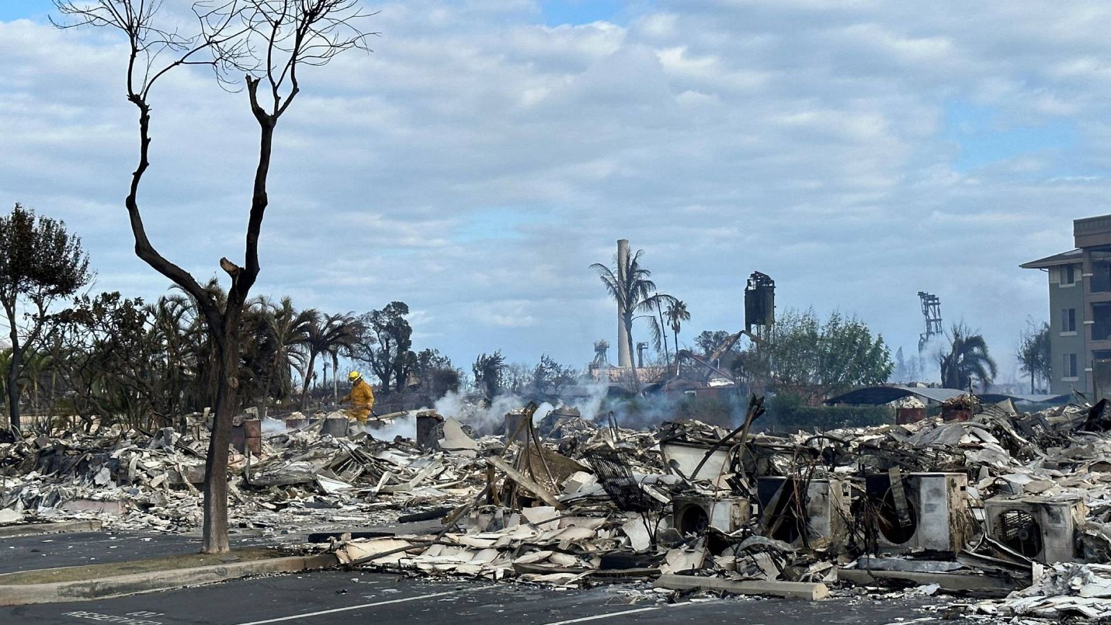 Los bomberos buscan desaparecidos entre los restos devastados de la ciudad de Lahaina