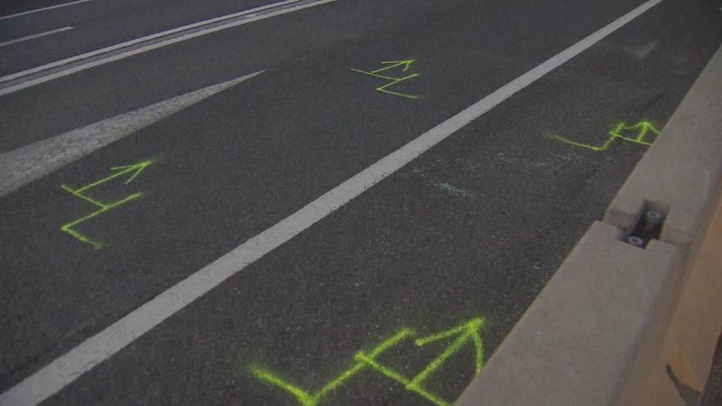 Marques a l'asfalt fetes pels investigadors en el punt de l'A-7 on ha passat l'incident