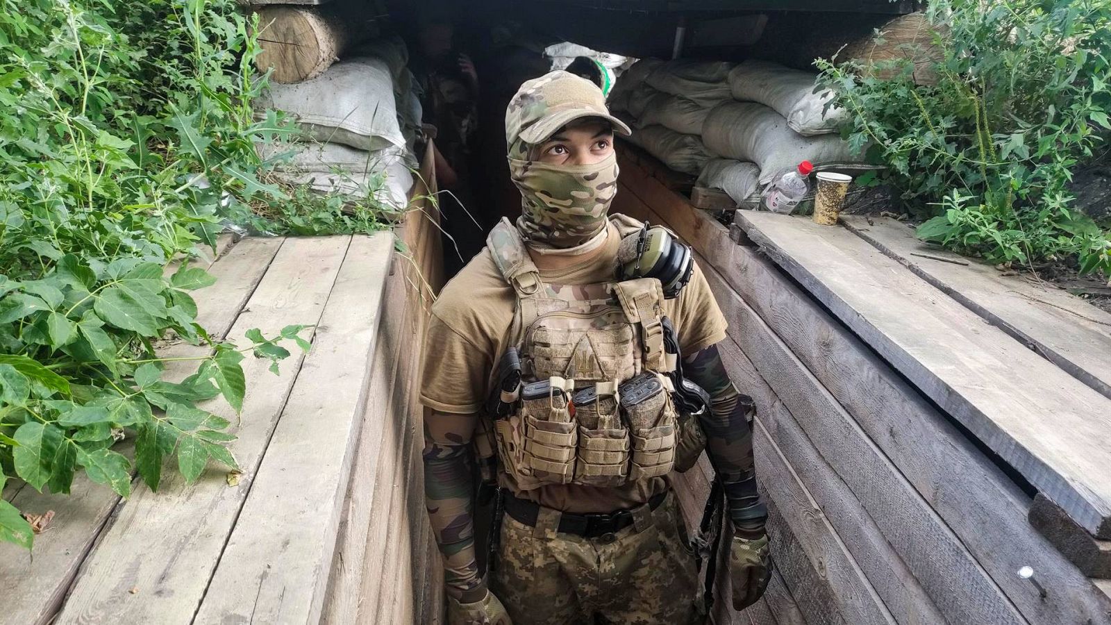 Un soldado ucraniano a la entrada de una trinchera situada en el frente de Kupiansk, en el noreste de Ucrania