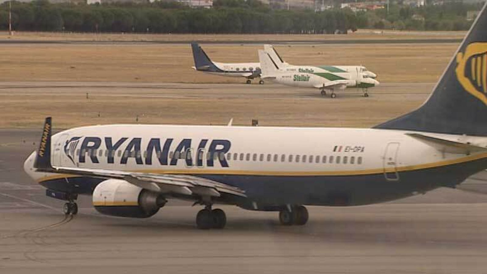 Aviones de Ryanair en tierra.