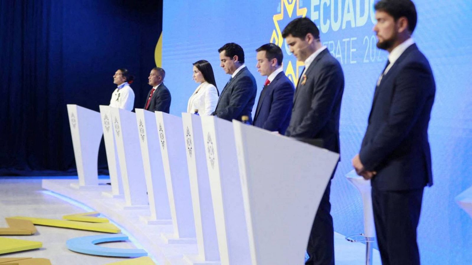 Los candidatos a la Presidencia de Ecuador guardan un minuto de silencio por Fernando Villavicencio al comienzo del debate electoral del pasado domingo, 13 de agosto. Foto: Consejo Nacional Electoral, vía Reuters.