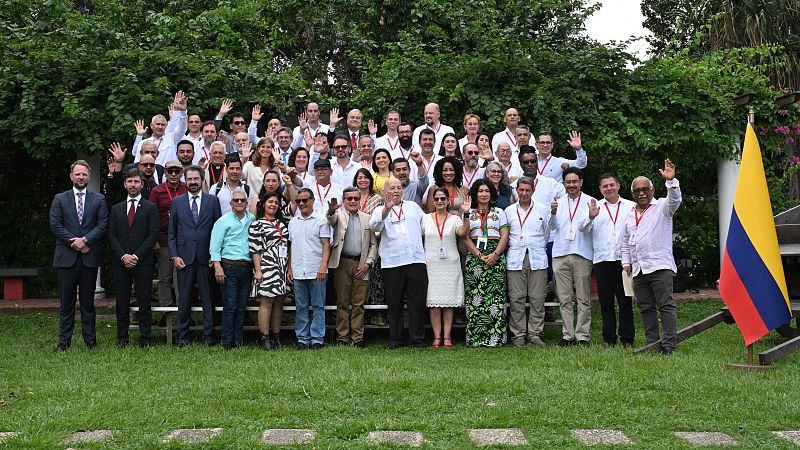 Imagen oficial de la reunión entre el Gobierno colombiano y el ELN en el marco de las conversaciones de paz, en el centro cultural La Casona Cultural Aquiles Nazoa de Caracas
