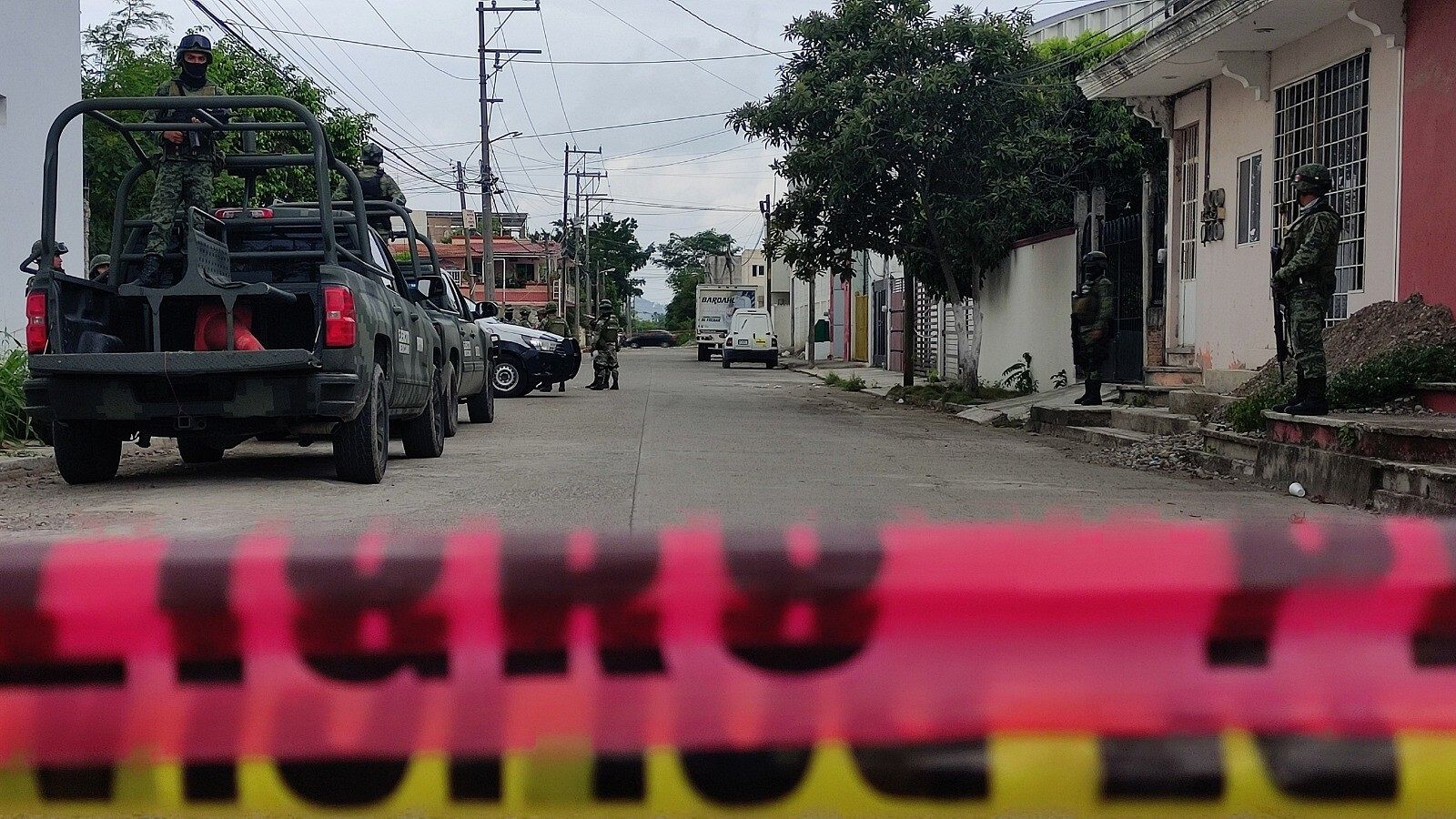 Tropas del Ejército Mexicano vigilan la zona en donde se localizaron varios cuerpos desmembrados