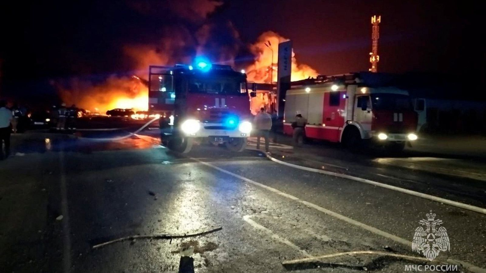Bomberos en la gasolinera de Majachkalá que ha sufrido una explosión
