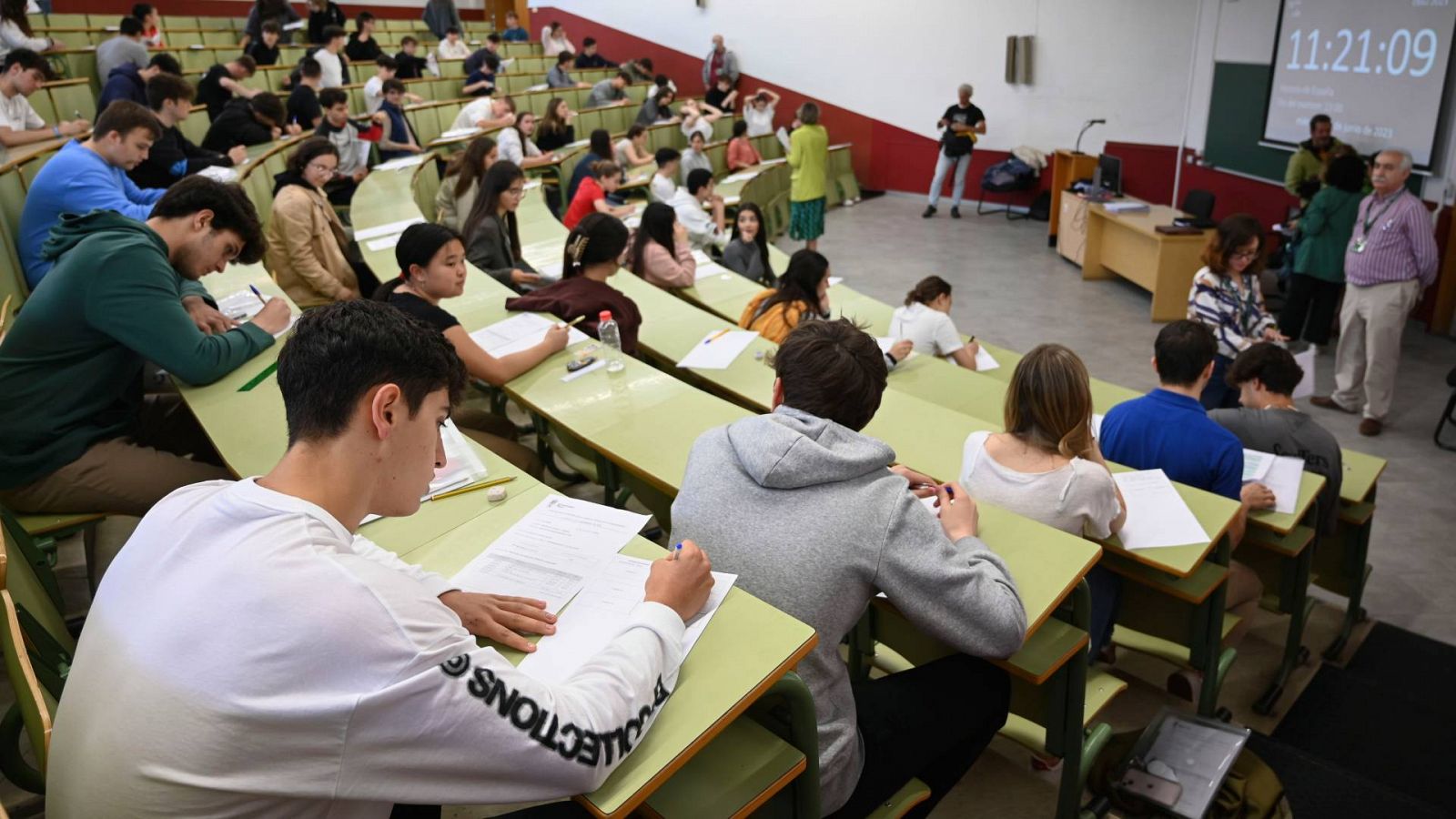 Un grupo de alumnos realizando los exámenes de la EBAU en León