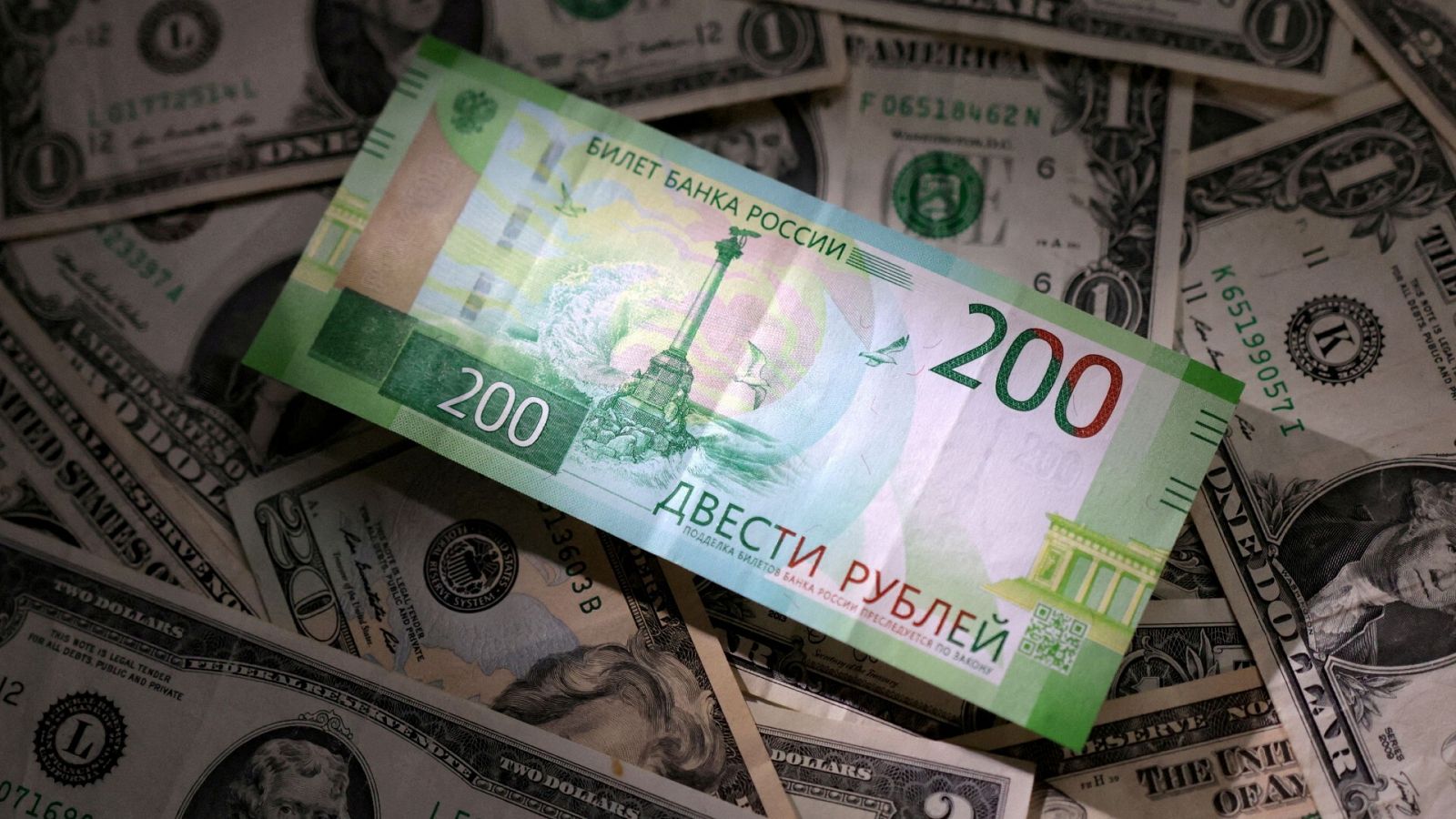 Rublos rusos y dólares americanos