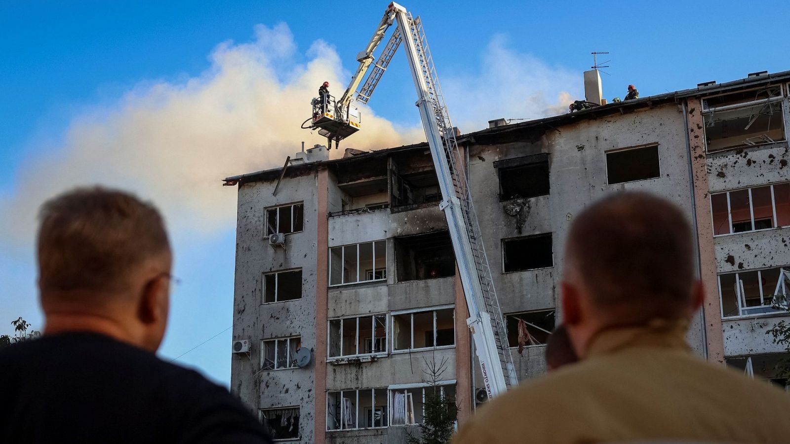 Los equipos de rescate trabajan en un edificio residencial destruido durante un ataque militar ruso en Leópolis