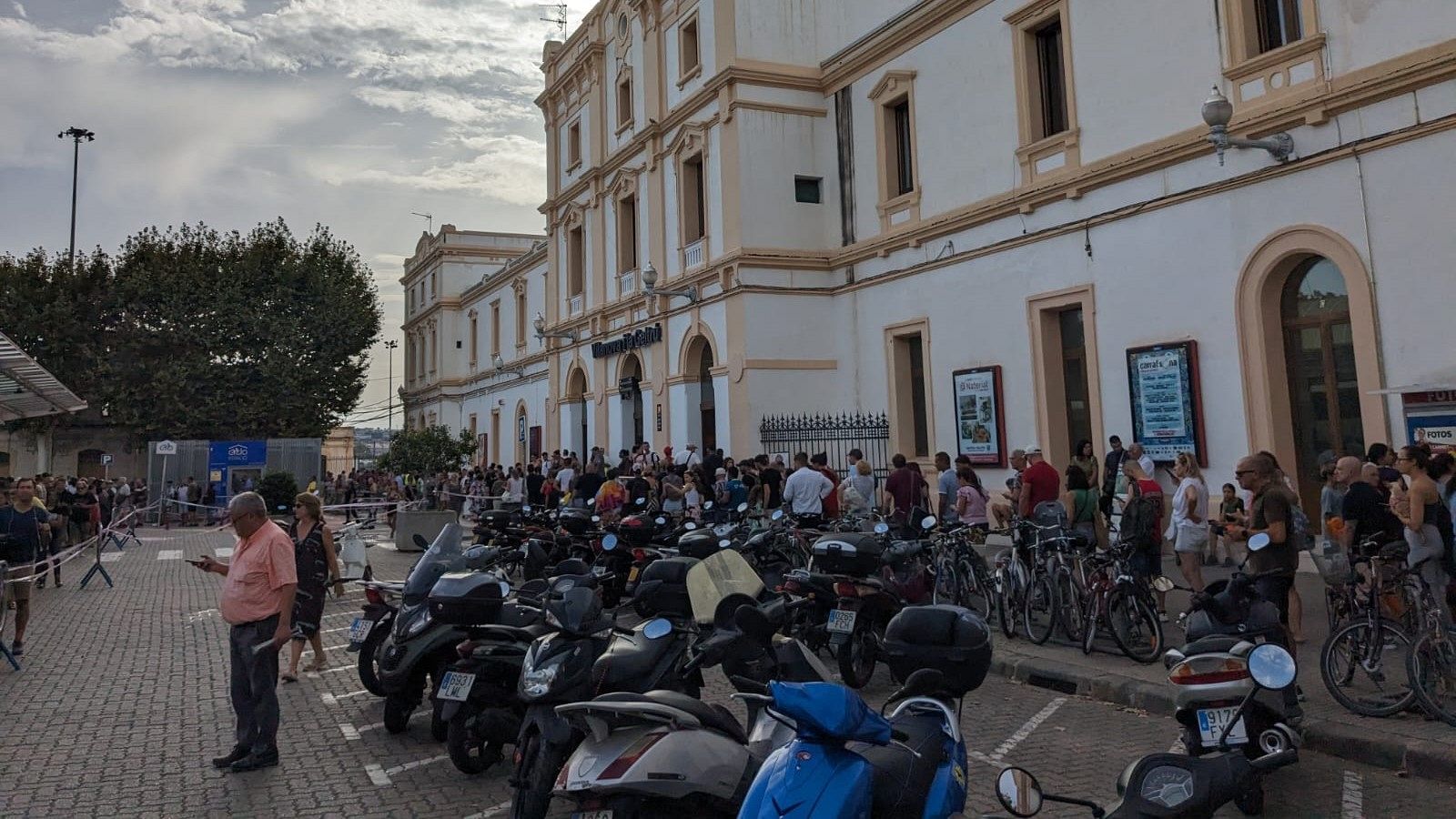 L'estació de Vilanova ha viscut llargues cues per agafar un autocar d'enllaç