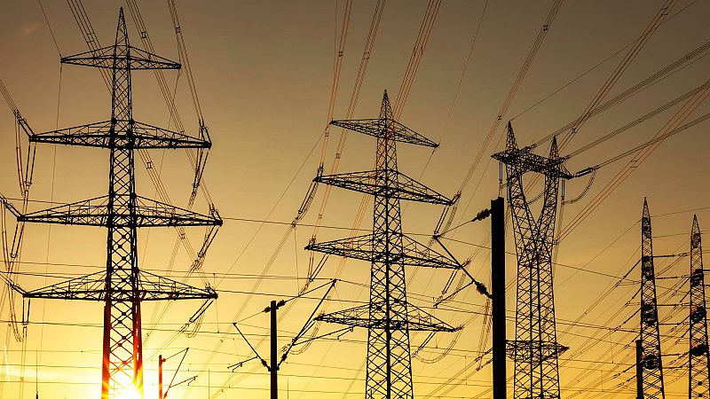 Torres de alta tensión con puesta de sol.