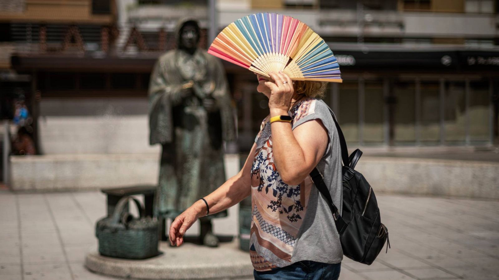 Una mujer se protege del sol con un abanico en Ourense