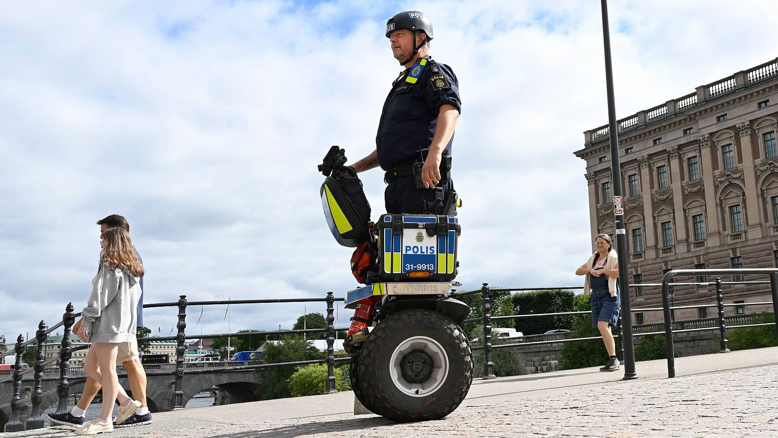 Un oficial de policía patrulla el parlamento sueco mientras el nivel de amenaza terrorista en Suecia