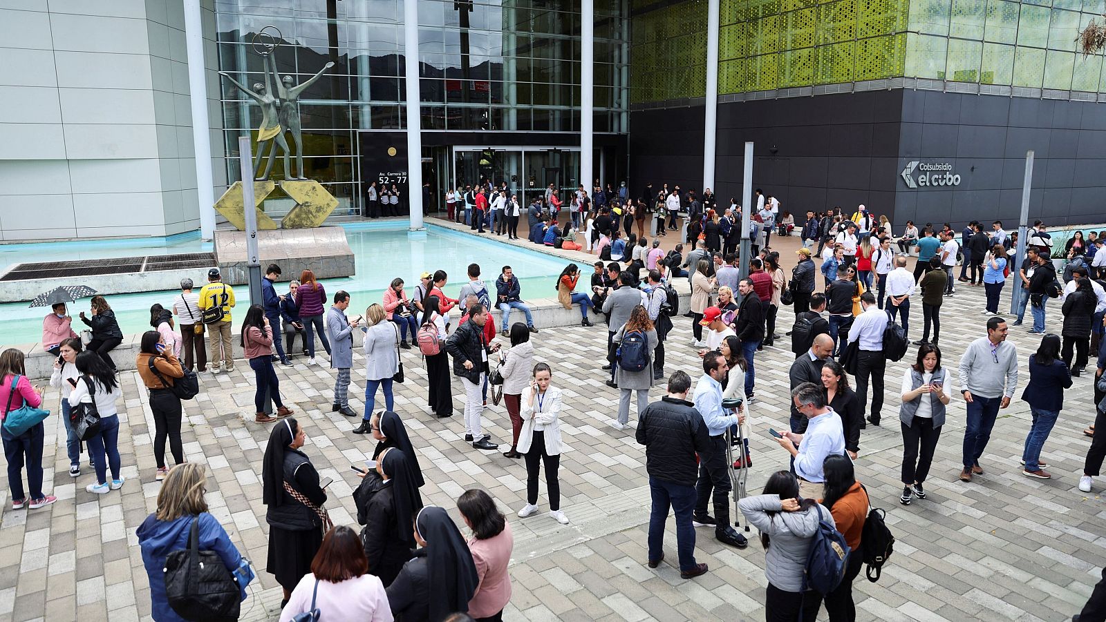 Gente en las inmediaciones de unos edificios que fueron evacuados tras el terremoto en Bogotá