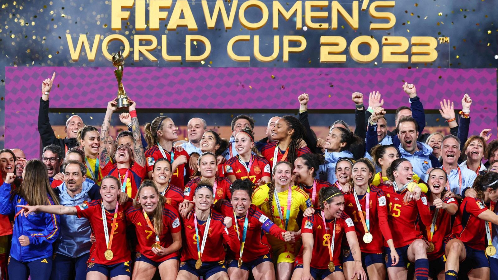 Las jugadoras españolas levantan la copa de campeonas del mundo de fútbol