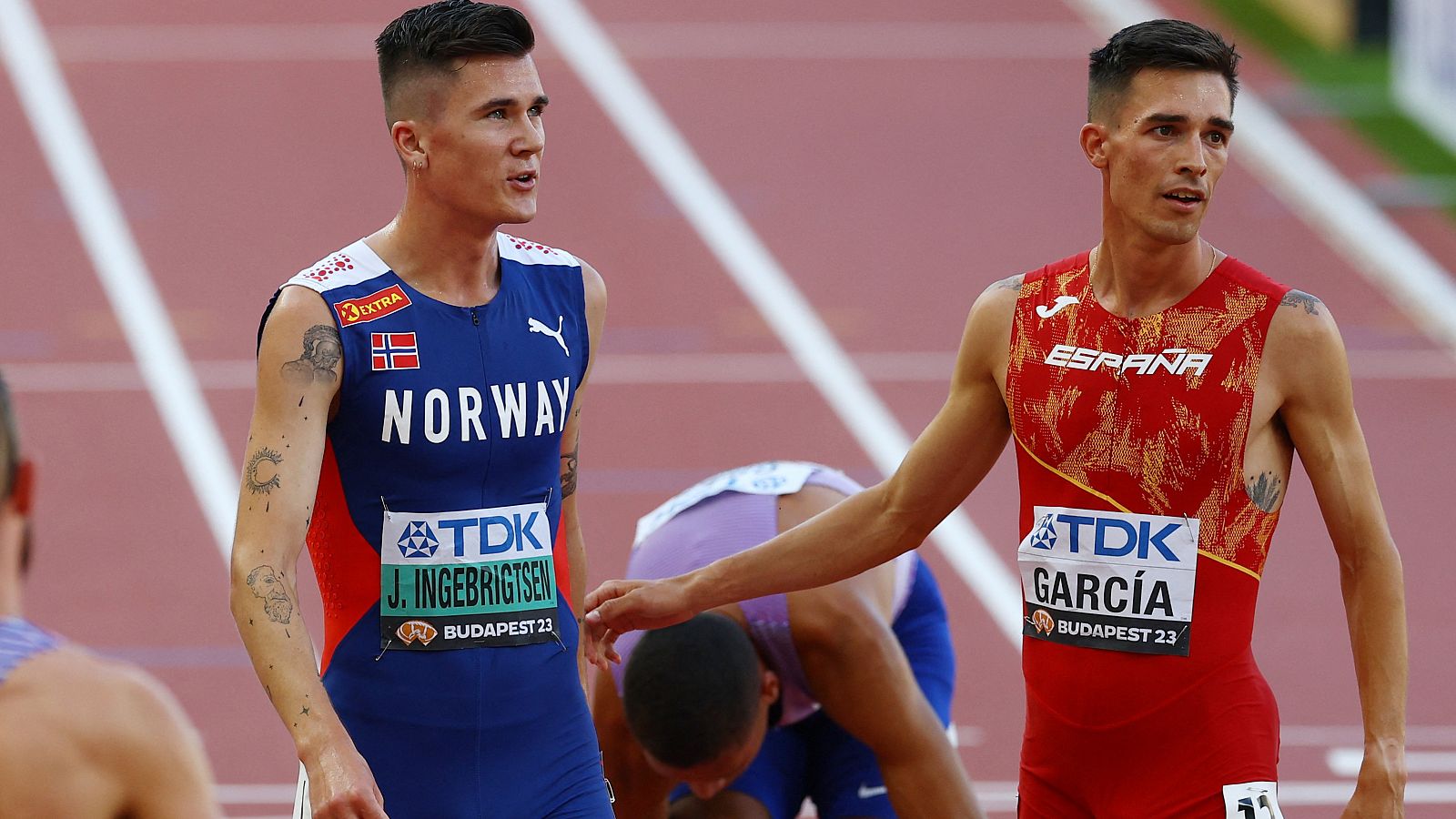 Mario García Romo, junto al noruego Jakob Ingebrigtsen, tras la semifinal del 1.500.