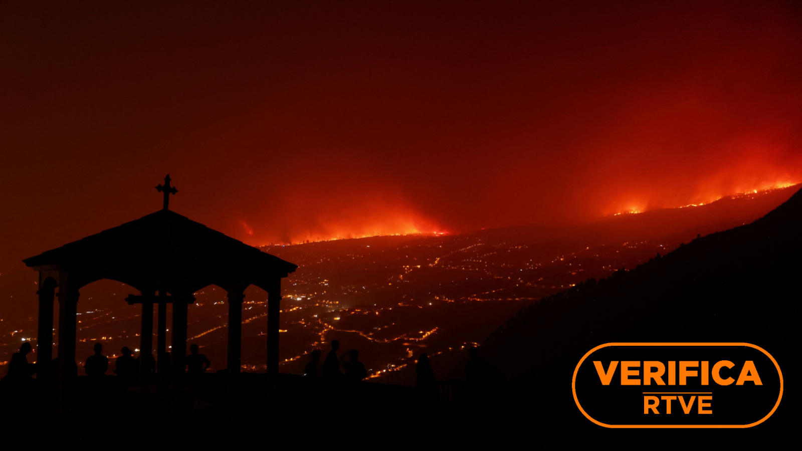 Fotografía del 20 de agosto que muestra el incendio en la isla de Tenerife, con el sello de VerificaRTVE en naranja