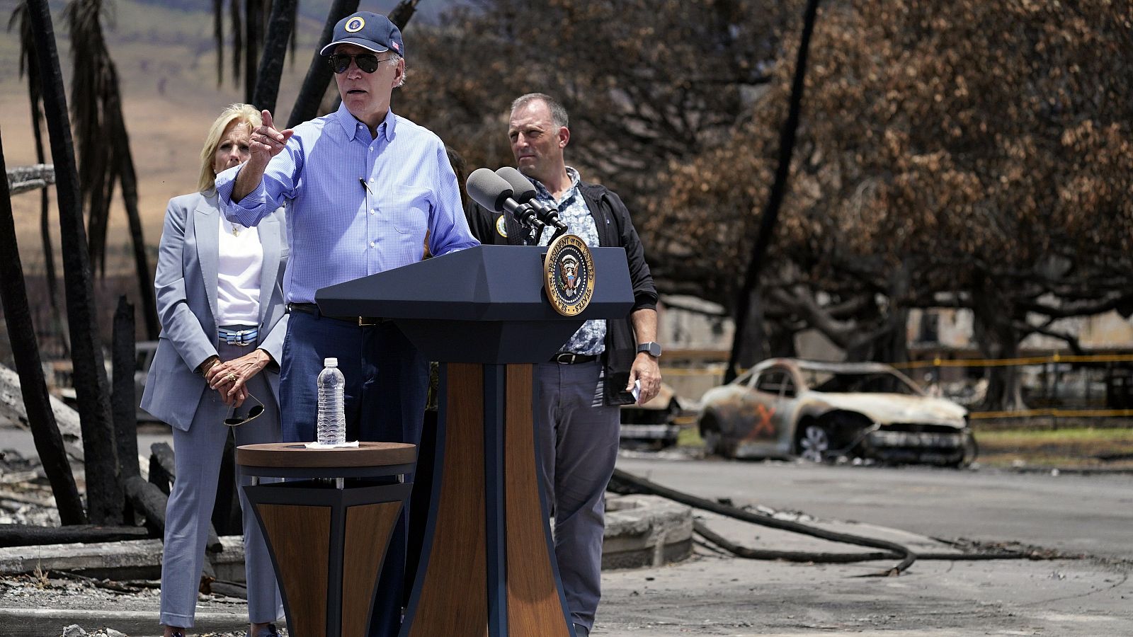 El presidente de Estados Unidos, Joe Biden, visita la zona afectada por los incendios en Hawái