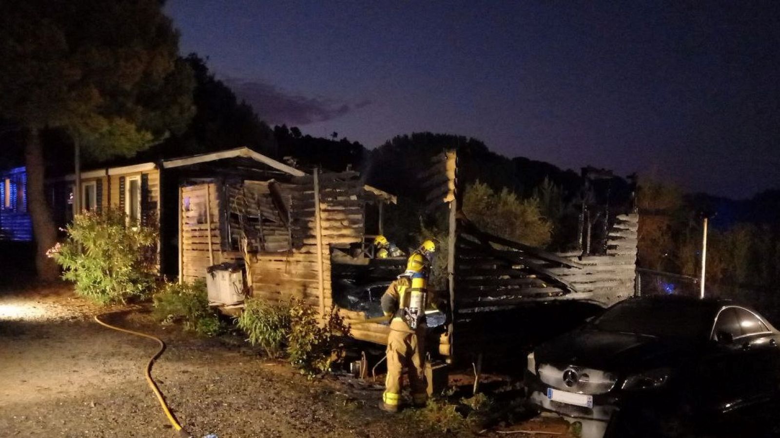 Imatge de l'incendi al bungalou on ha perdut la vida una menor