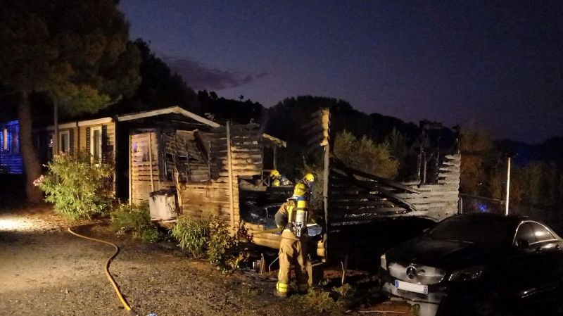 Imatge de l'incendi al bungalou on ha perdut la vida una menor