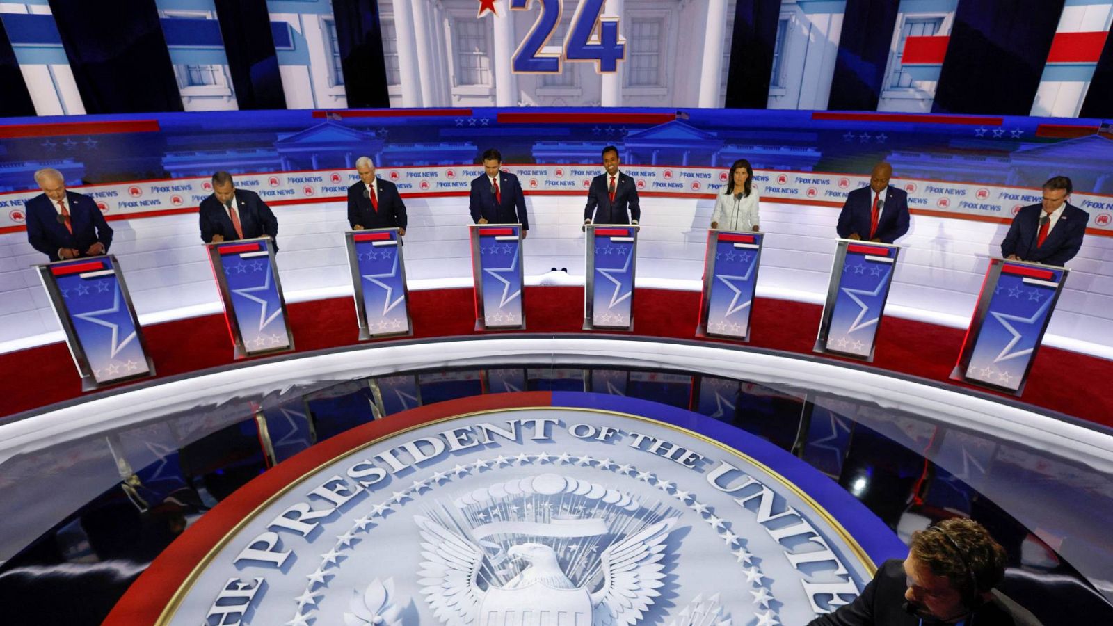 Los candidatos republicanos a la presidencia, Asa Hutchinson, Chris Christie, Mike Pence, Ron DeSantis, Vivek Ramaswamy, Nikki Haley, Tim Scott, Doug Burgum en el primer debate de cara a las elecciones de 2024