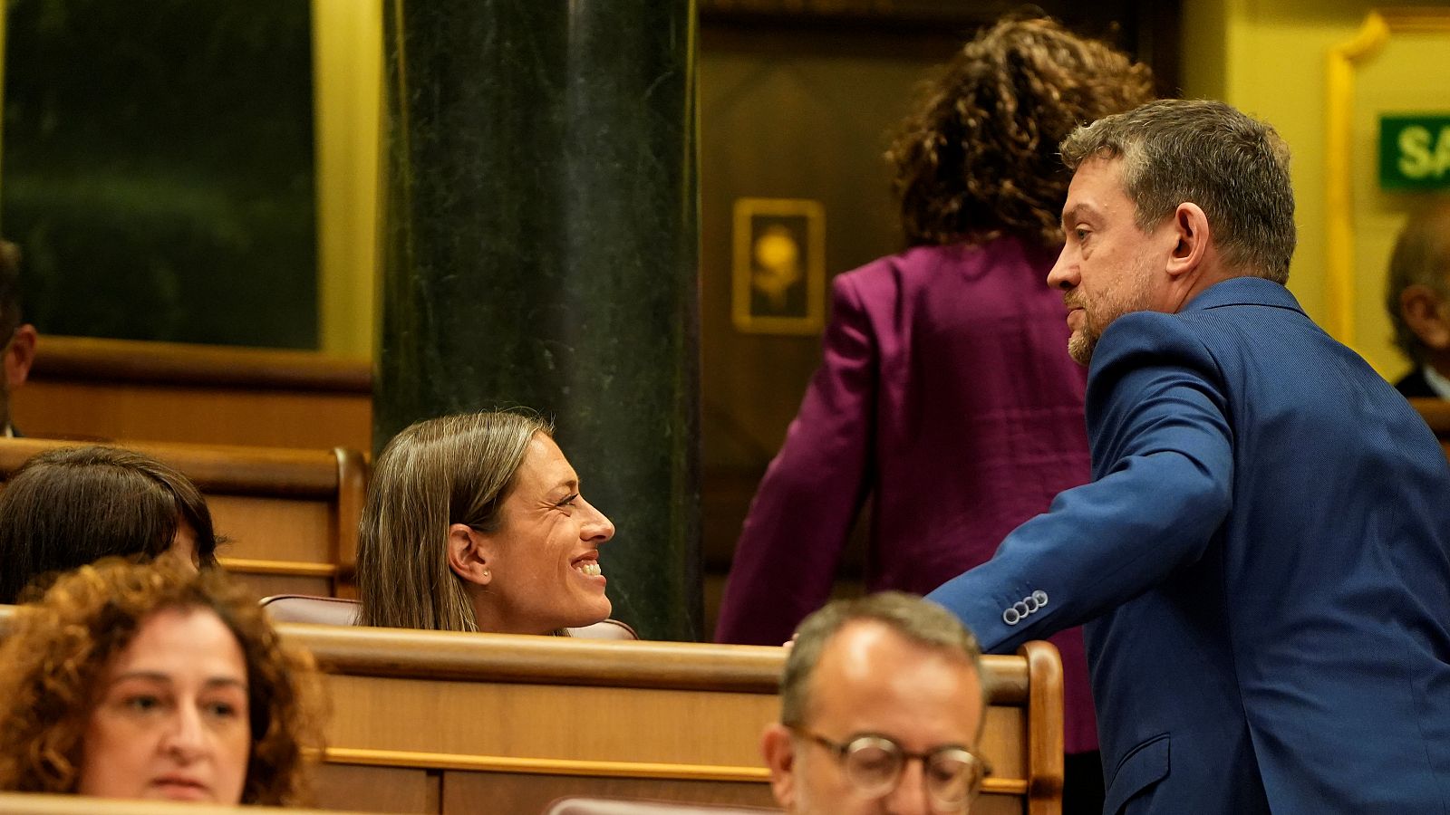 El diputat d'ERC, Francesc Marc Álvaro, conversa amb la portaveu de Junts al Congrés, Miriam Nogueras