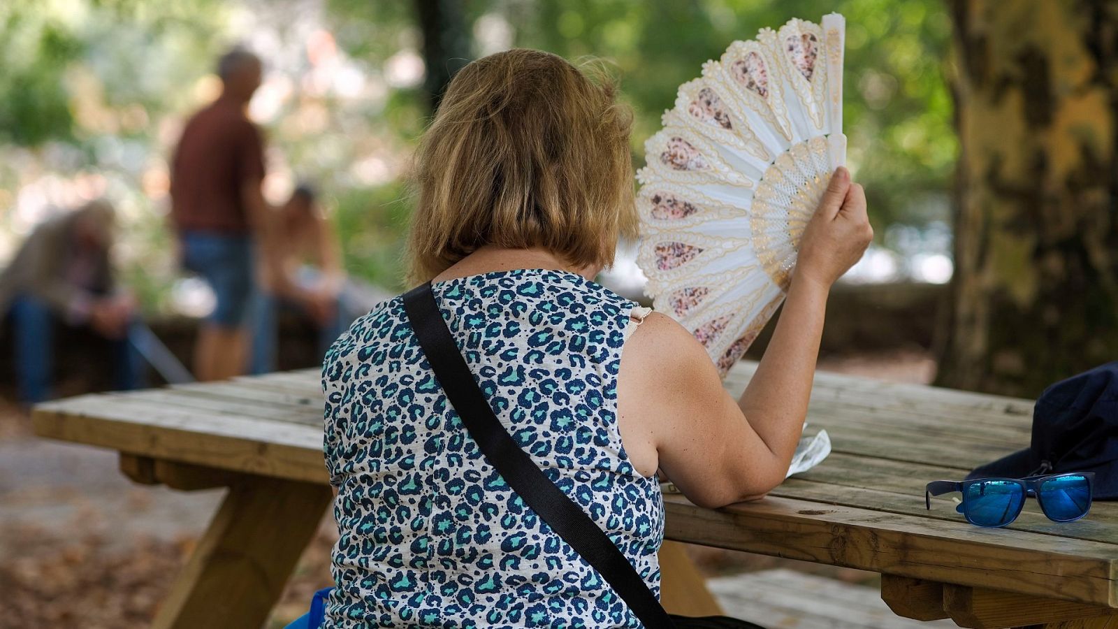 Una mujer se abanica en el parque del Rio Miño, ese miércoles en Lugo