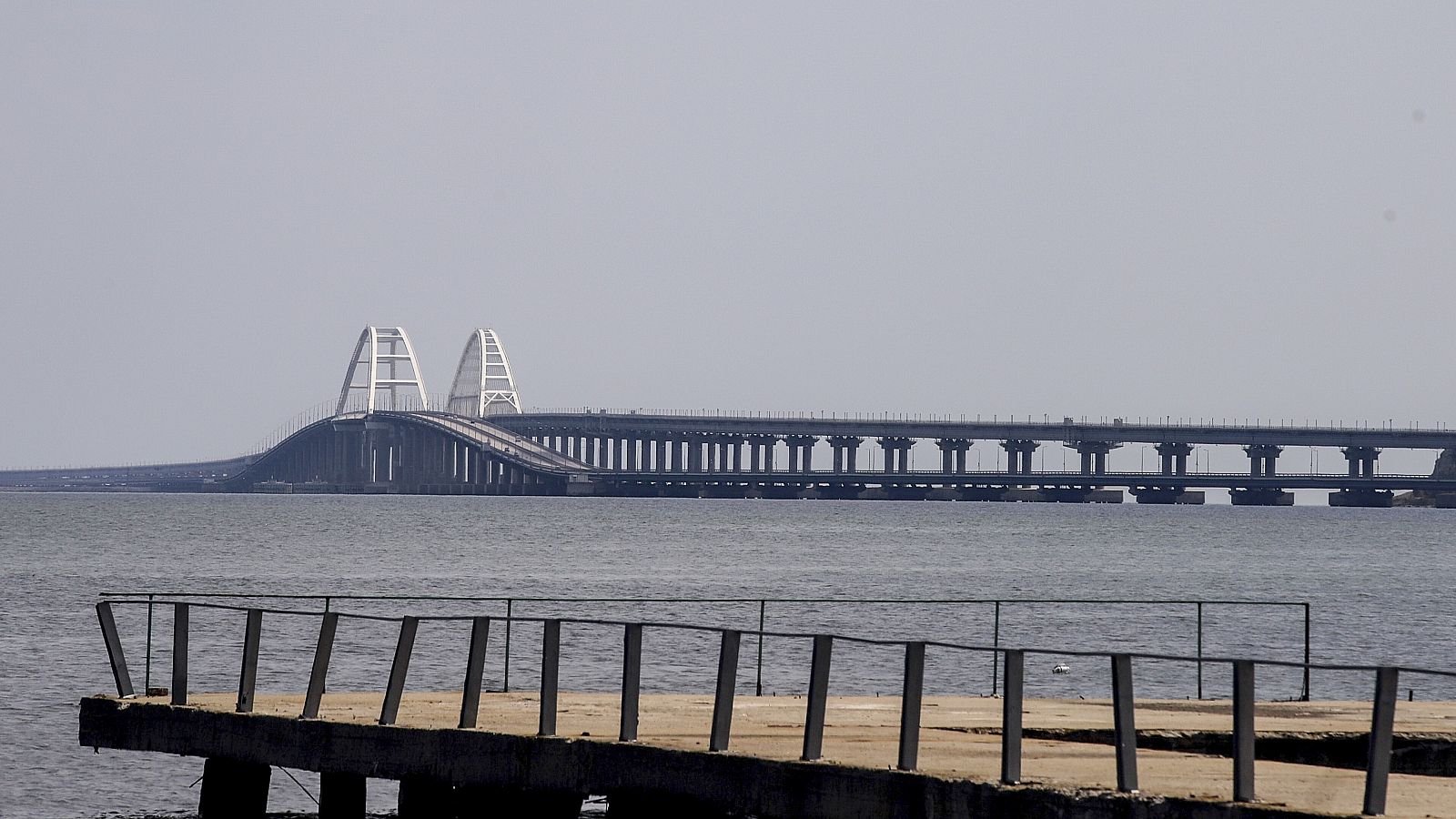 Vista general del puente de Crimea que une la península con Rusia