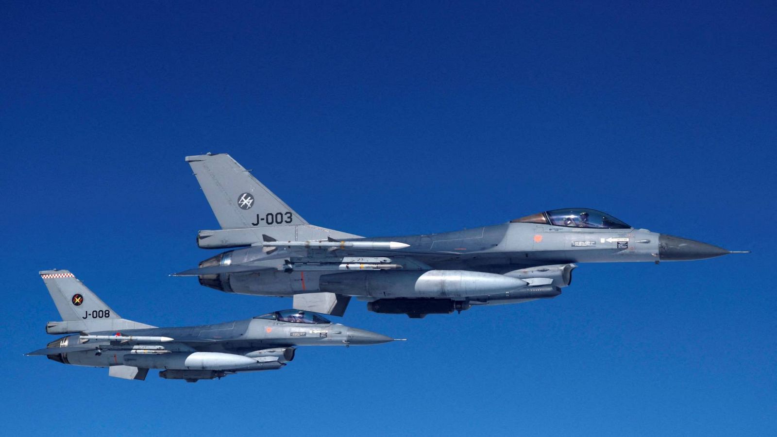 Imagen de archivo de dos aviones de combate F-16.
