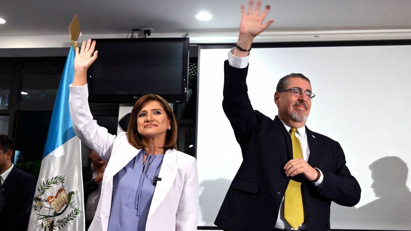 Una imagen del presidente electo de Guatemala, Bernardo Arévalo, junto a la vicepresidenta electa, Karin Herrera.