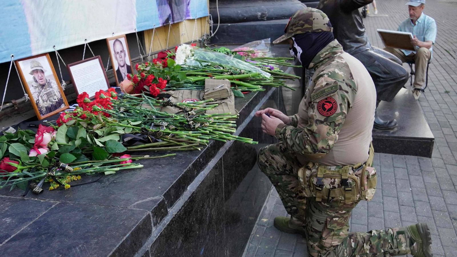 Un miembro del Grupo Wagner rinde tributo a Yevgueni Prigozhin y a Dmitry Utkin, en Rostov del Don, el 24 de agosto. Foto: Colaborador / AFP