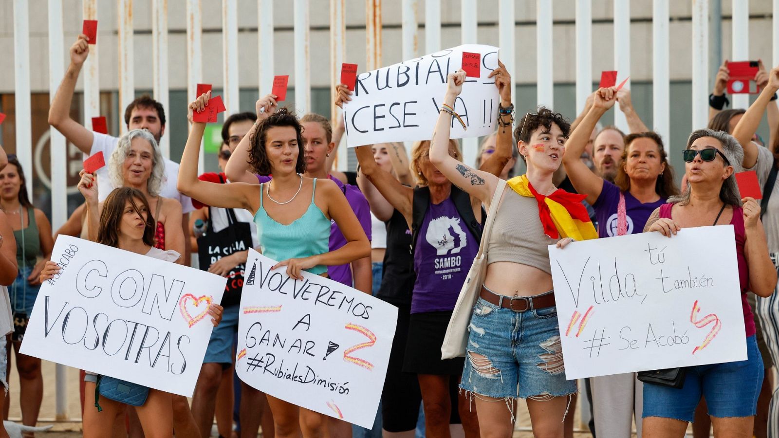 Manifestación feminista para pedir la destitución del presidente de la Real Federación Española de Fútbol en Las Rozas