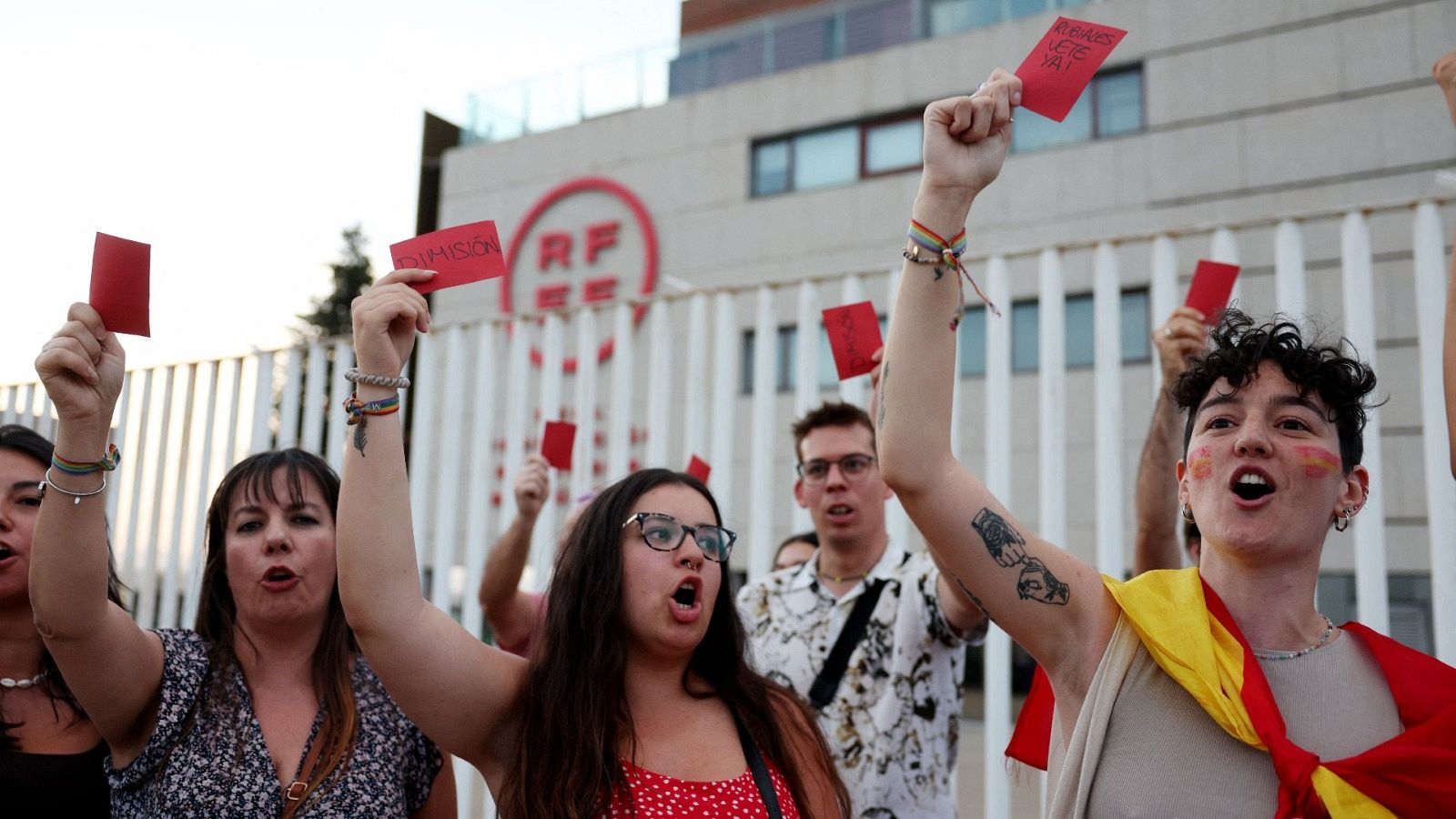 Manifestantes protestan frente a la sede de la Federación Española de Fútbol