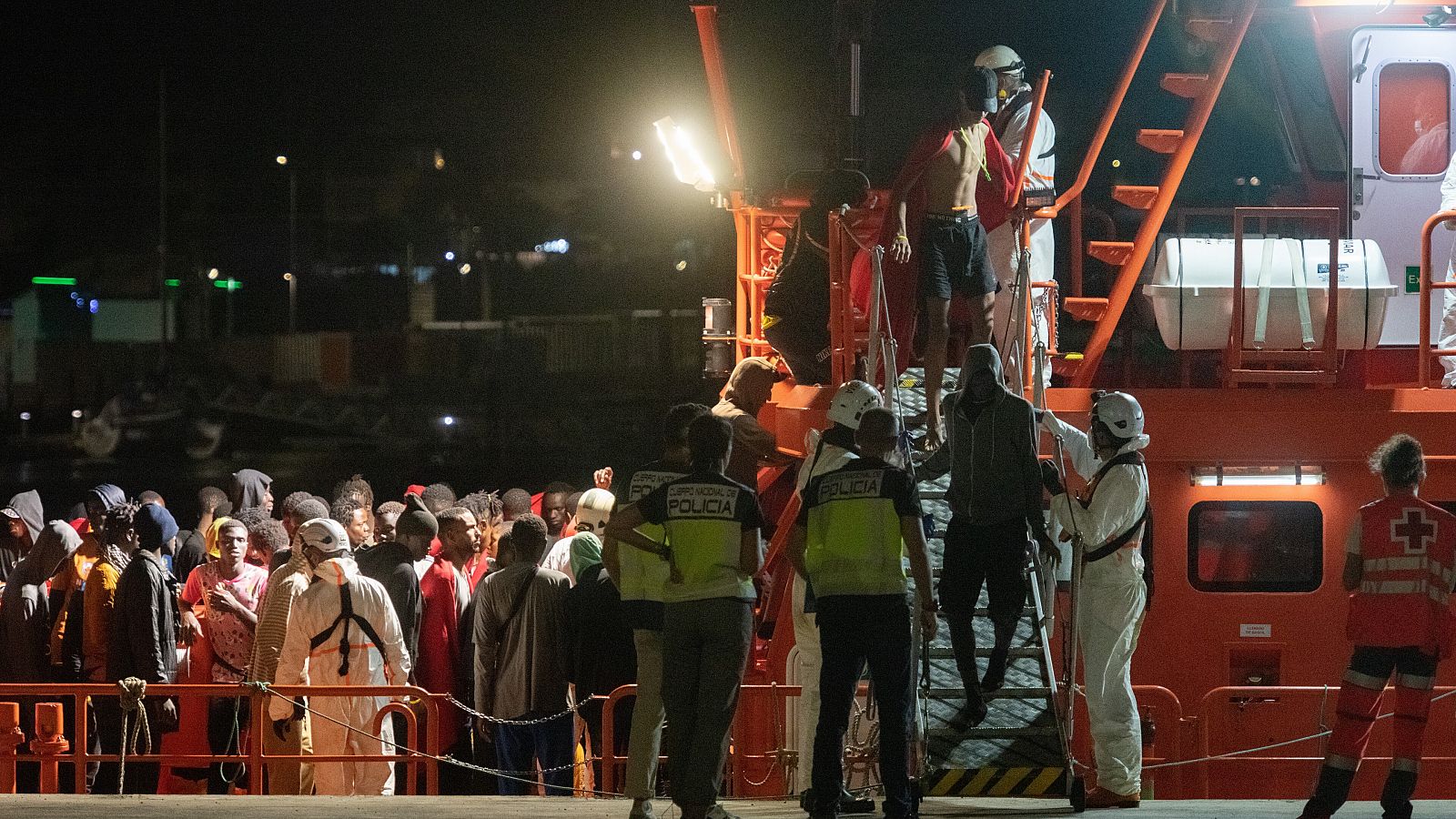 Oficiales ayudan a un grupo de migrantes rescatado este domingo, en Puerto del Rosario