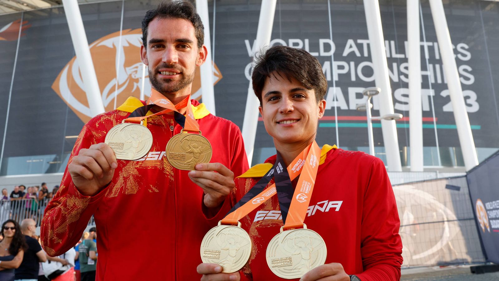Álvaro Martín y María Pérez posan con sus medallas de oro del Mundial de atletismo de Budapest