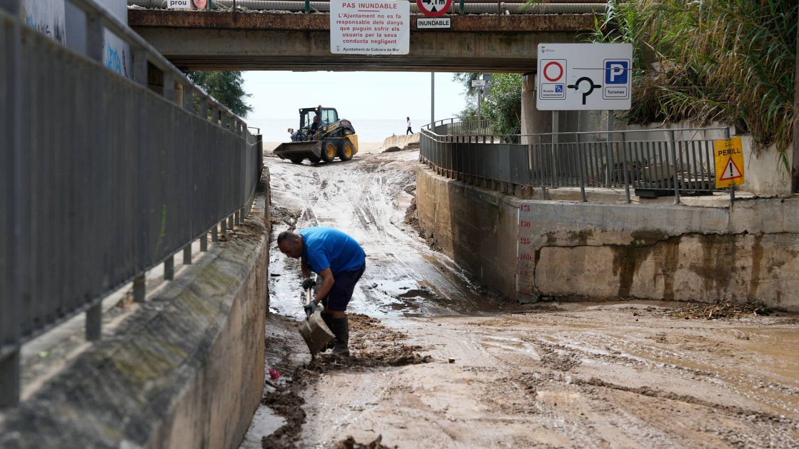 Trabajadores realizan tareas de restauración en Vilassar de Mar (Barcelona) tras el temporal de lluvia, viento y granizo