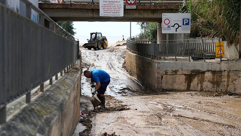 Trabajadores realizan tareas de restauración en Vilassar de Mar (Barcelona) tras el temporal de lluvia, viento y granizo