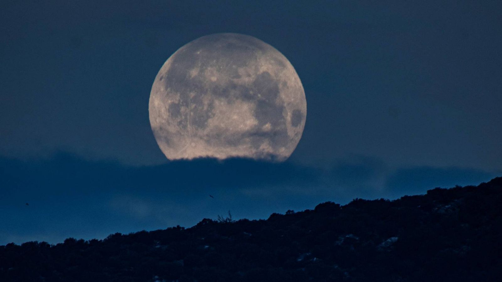 Superluna azul de agosto: vista de la superluna desde San Telmo, Mallorca