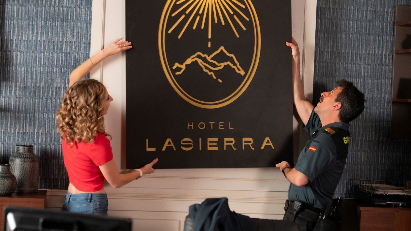'4 estrellas' | Javier ayuda a Silvia a colocar el cartel del hotel