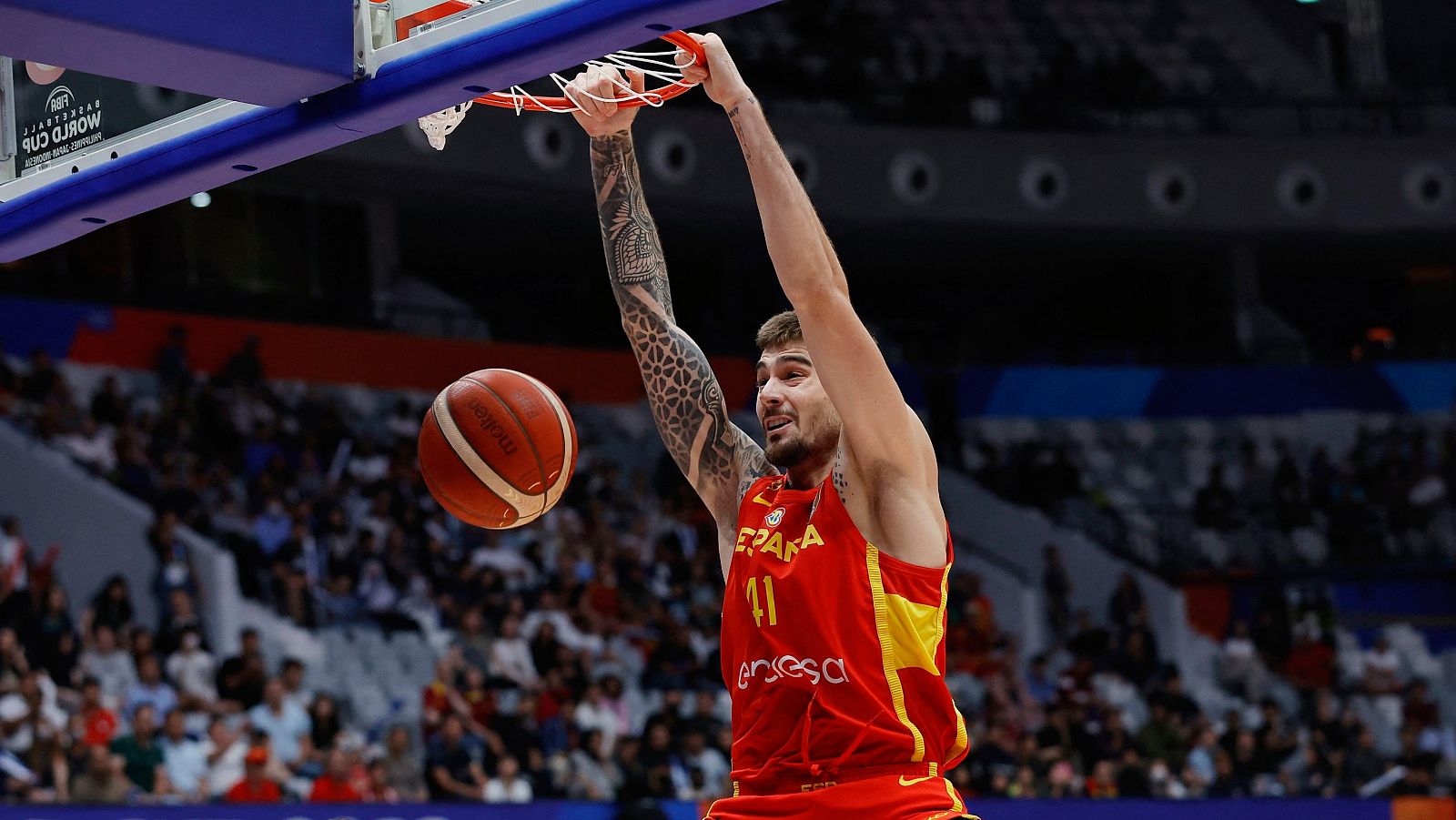 Juancho Hernángomez hace un mate en el partido contra Brasil.