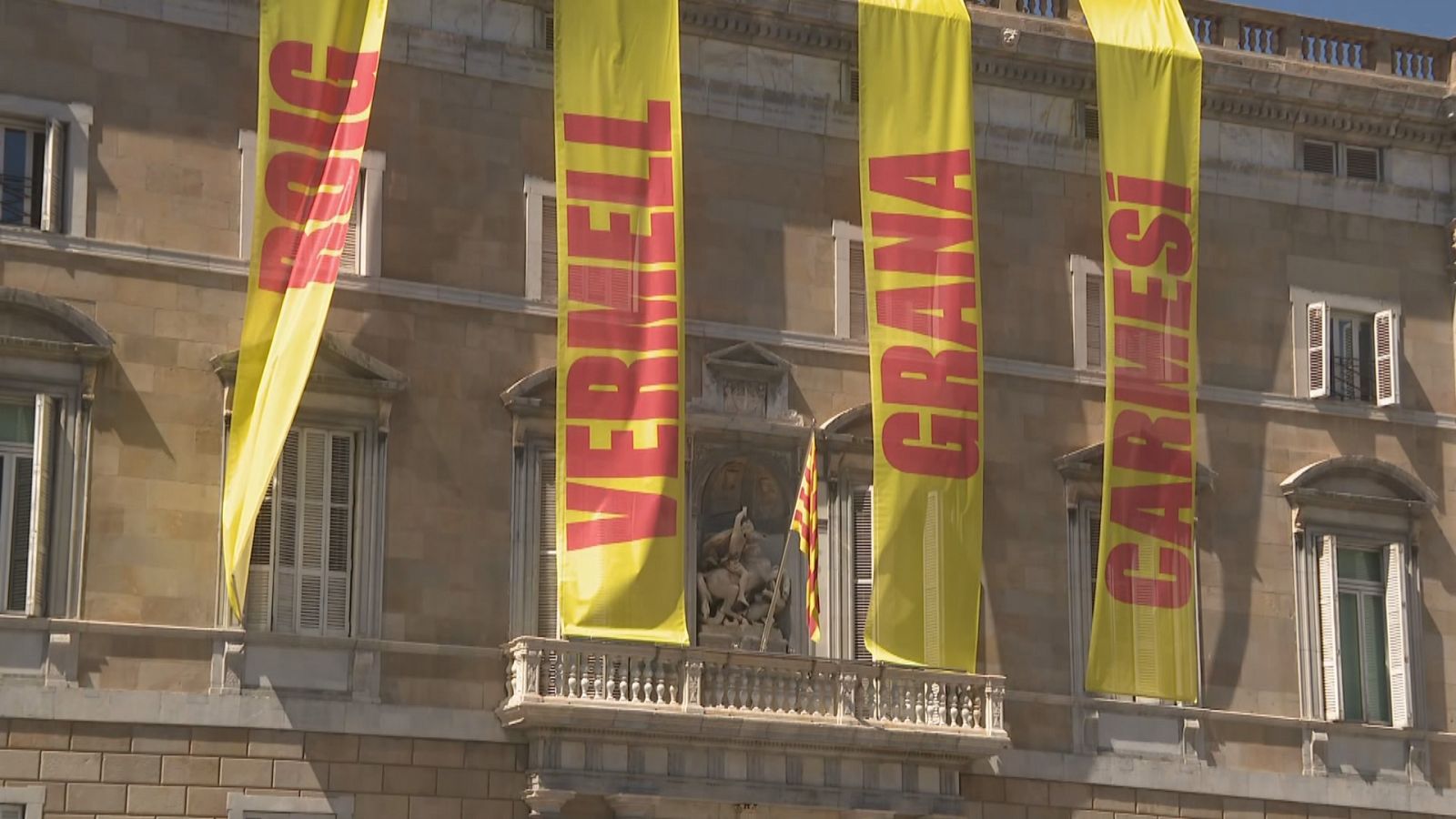 A la façana de la Generalitat llueixen les bandes representatives del cartell de la Diada