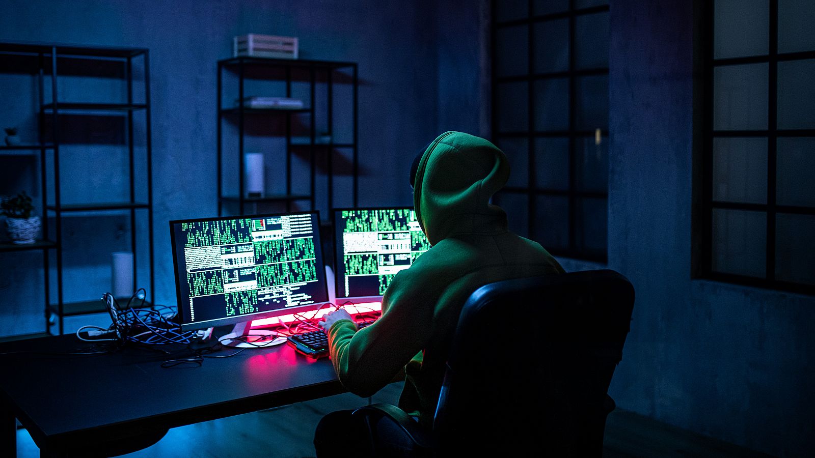 Un hacker trabajando con ordenadores