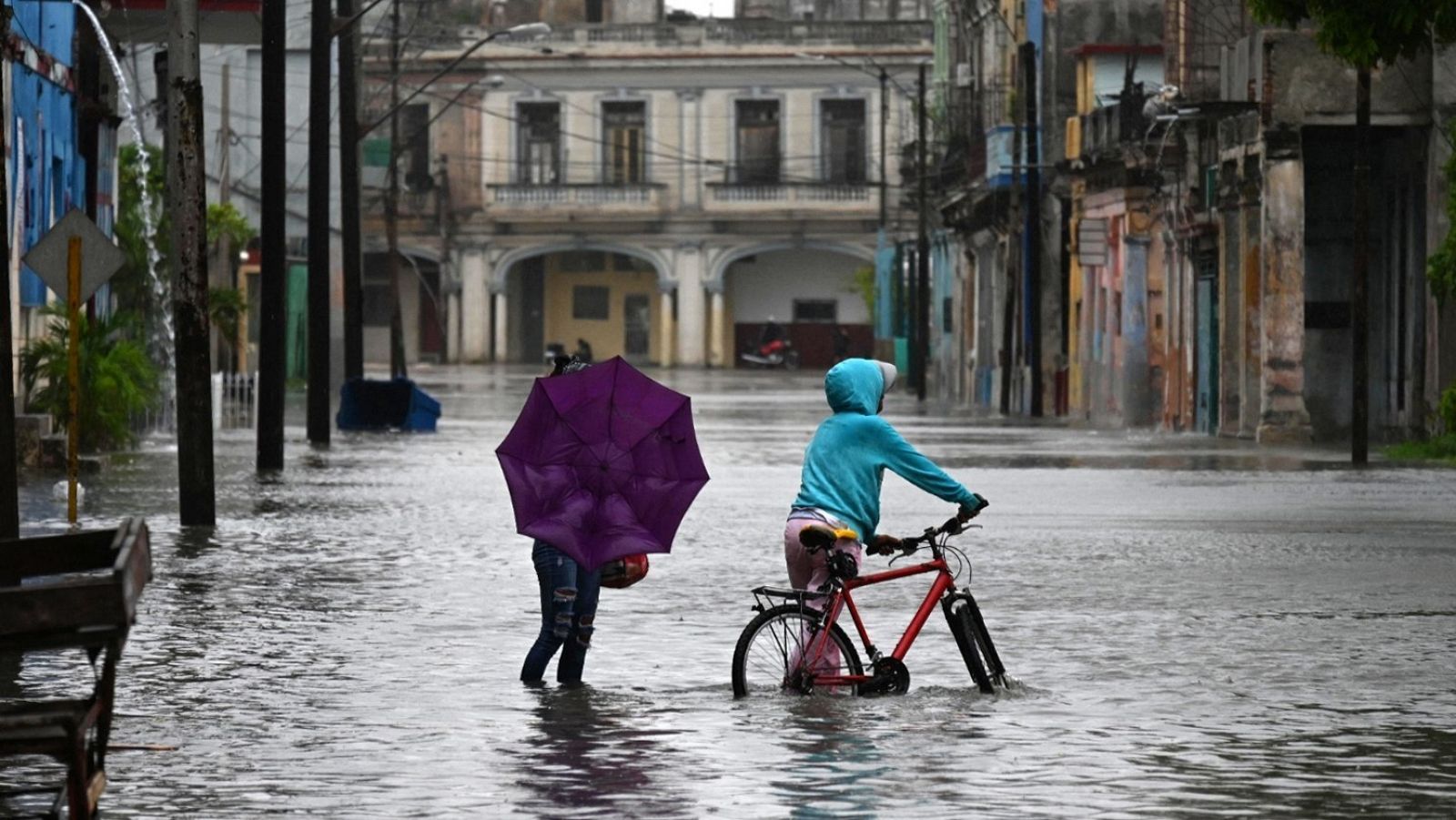 Florida se prepara para la llegada del huracán Idalia