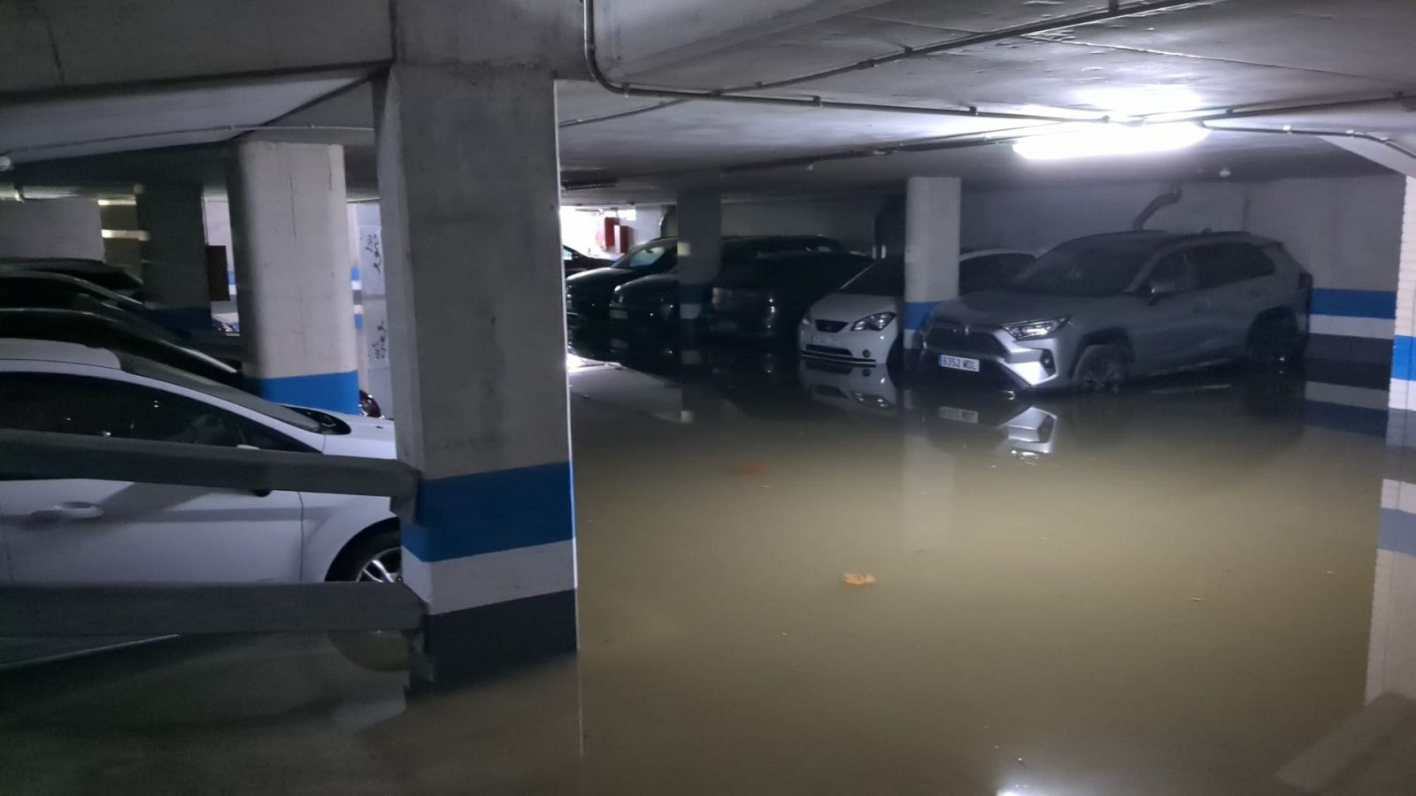 El pàrking de la plaça del Mercat Vell del Masnou ha quedat anegat d'aigua