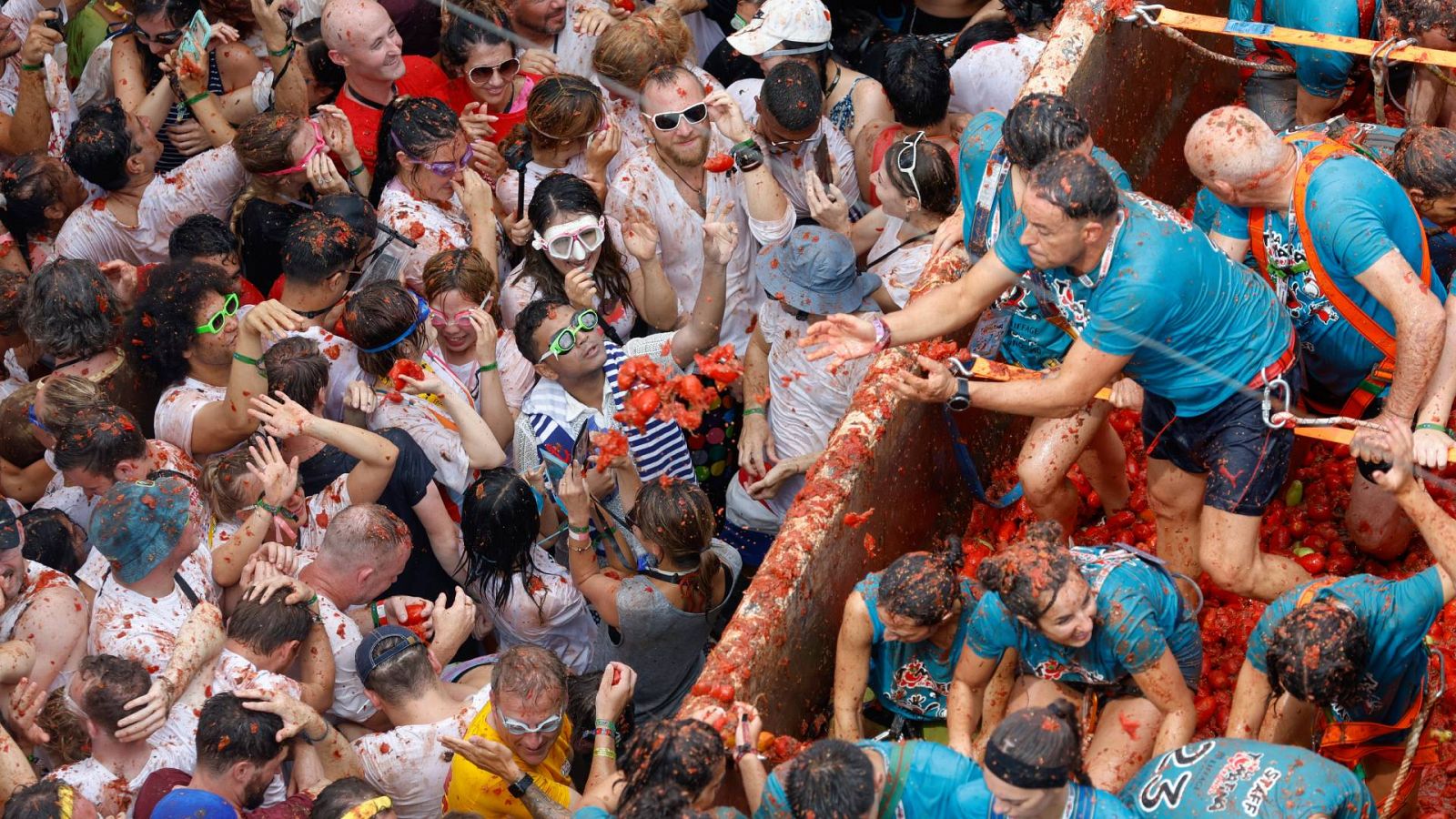 Buñol (Valencia) vuelve un año más a teñirse de rojo en la Tomatina