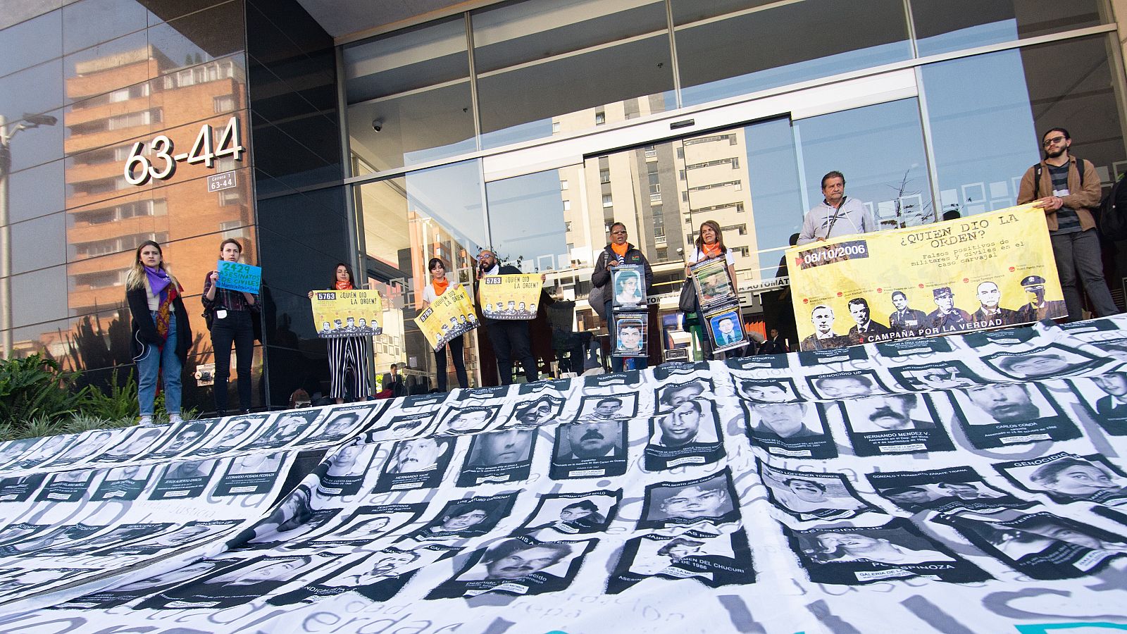 Varias personas protestan contra el general retirado Mario Montoya frente al edificio de la Jurisdicción Especial para la Paz (JEP) en Bogotá en una imagen de archivo