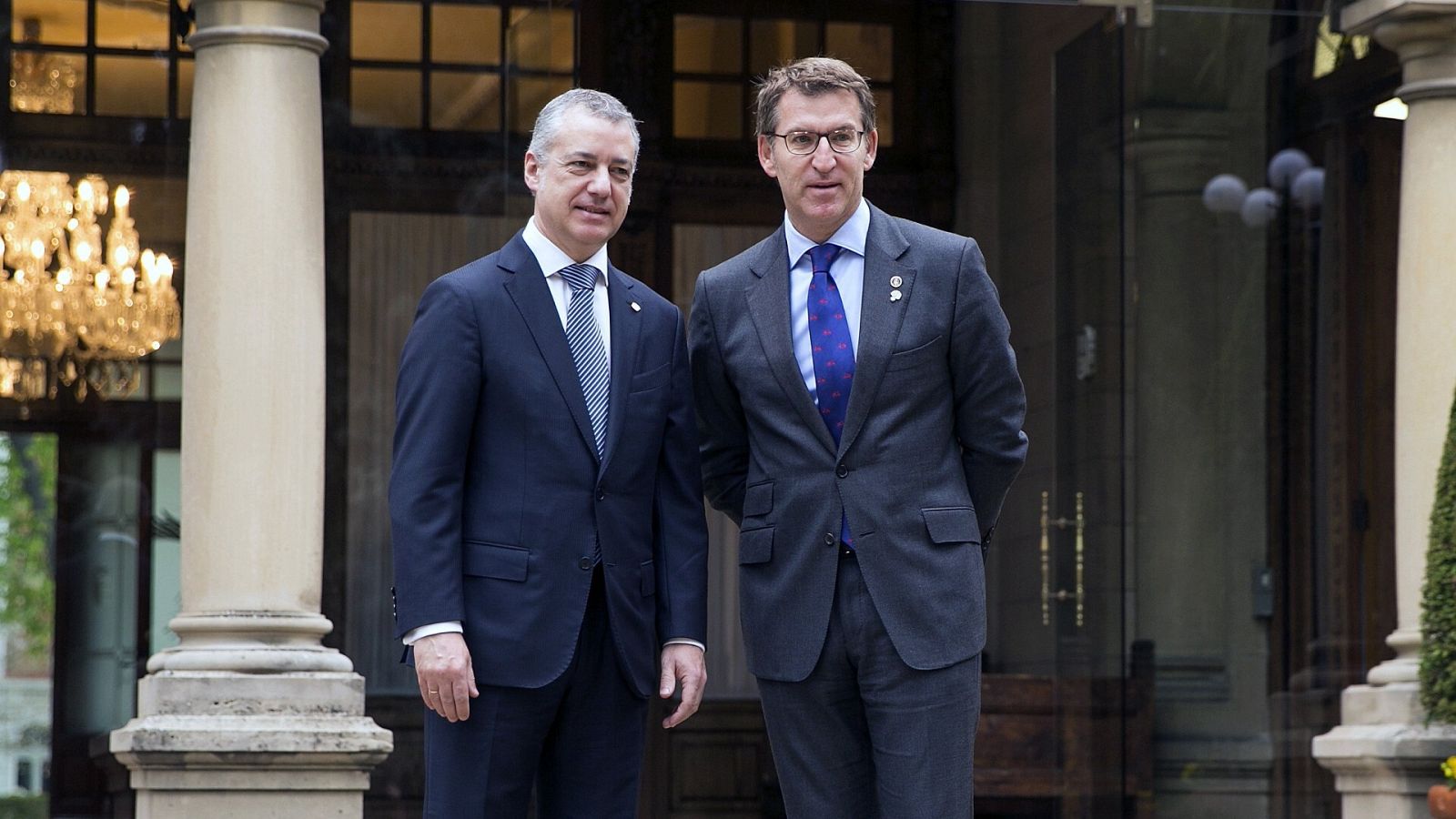 El líder del PP, Alberto Núñez Feijóo(d), y el lehendakari, Íñigo Urkullu (i)