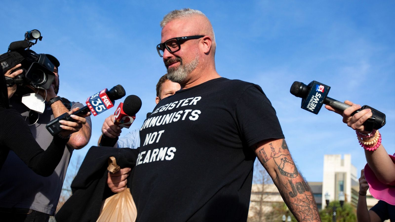 Joseph Biggs, uno de los cabecillas del grupo 'Proud Boys', cerca del juzgado federal George C. Young en Orlando, Florida, en enero de 2019