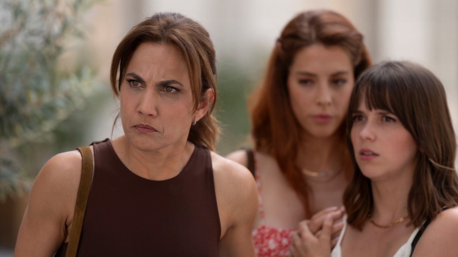 '4 estrellas' | Clara, Luz y Ainhoa confrontan a Hugo