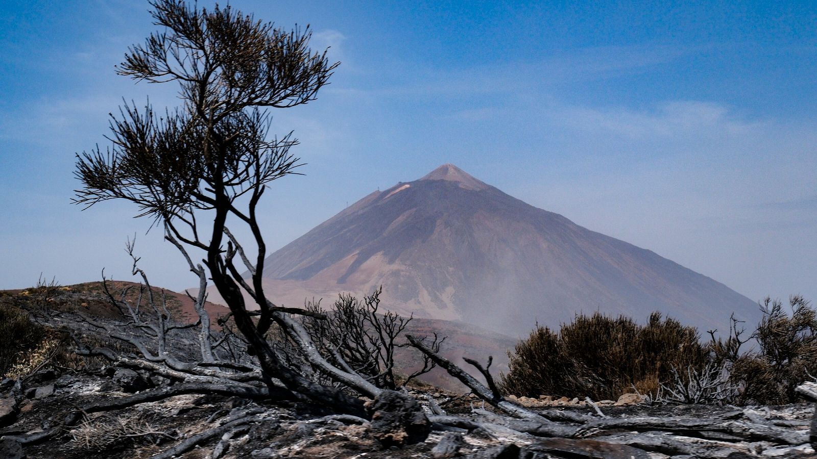 El Teide, testigo de las llamas que han calcinado miles de hectáreas en Tenerife este agosto